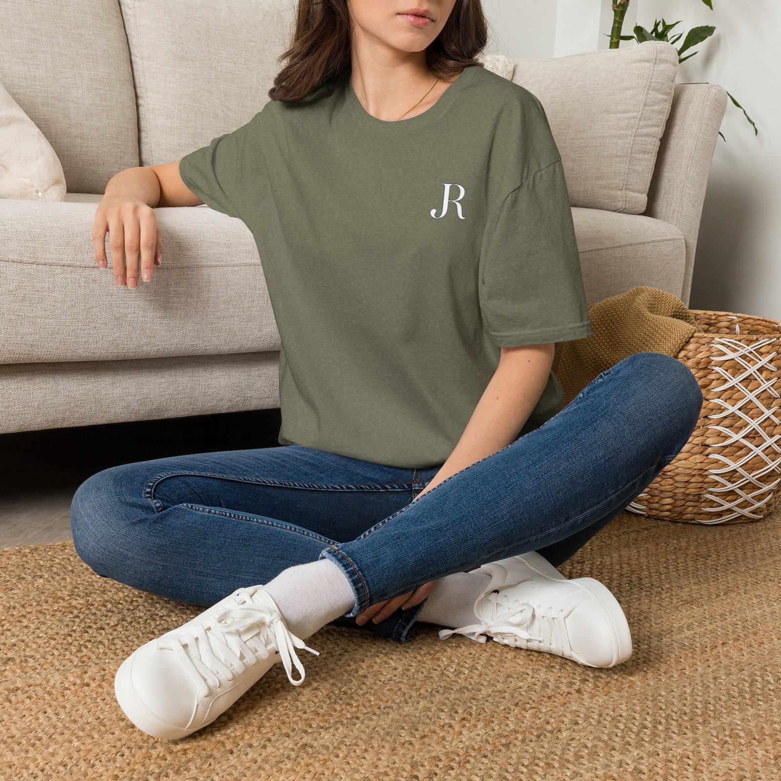 Minimal Monogram 'R' T-Shirt - Image 13